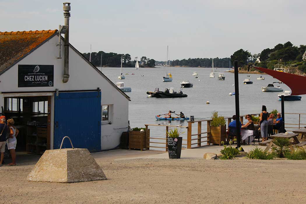 Bar à huîtres Chez Lucien dans le Golfe du Morbihan.
