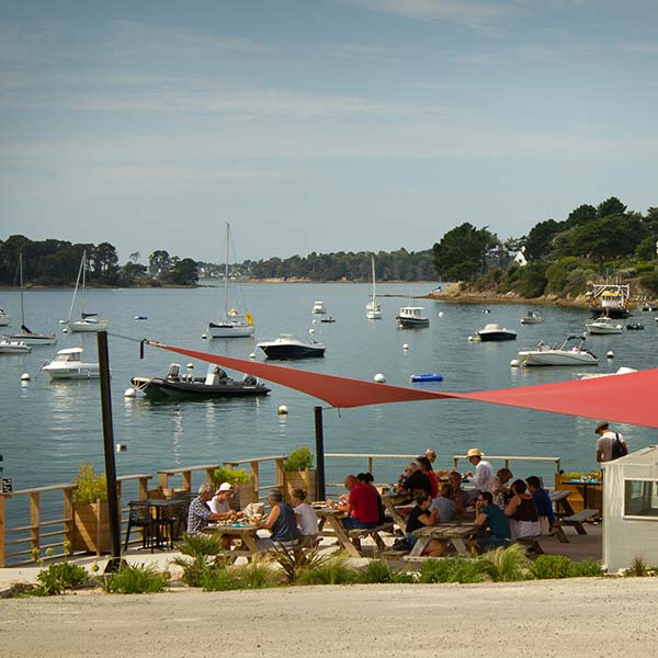 Terrasse bord de mer Chez Lucien.