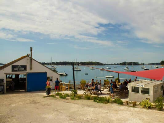 Bar à huîtres Chez Lucien avec sa grande terrasse.