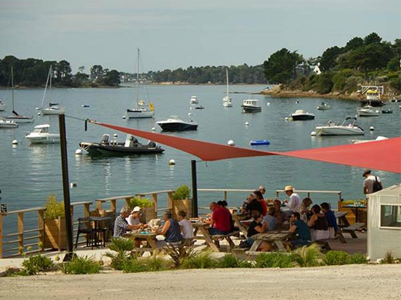 Terrasse Chez Lucien avec vue sur Golfe du Morbihan.